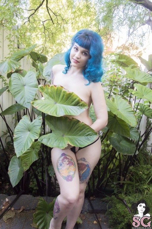 Gostosa com o cabelo azul exibe corpo nu