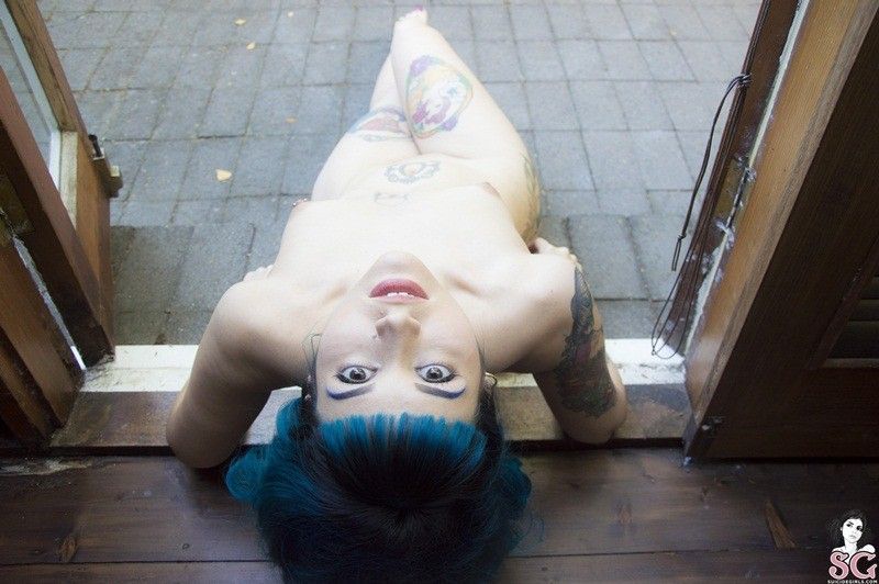 Gostosa com o cabelo azul exibe corpo nu